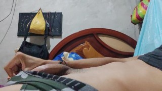 CHICO SE MASTURBA EN CAMA DE SU VECINA-QUIERE FOLLARLA