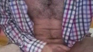 Me habro la camisa y me corro en mi pecho