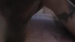 mi novia me masturba rico con los pies