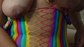 Venezolana se deja chupar sus tetas gigantes de su vecino