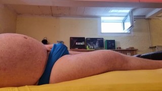 kleiner bär rubbelt über neue Badehose