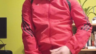 Trzepanie w dresie i wytrysk