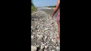 chica se encontraba perdida en la playa y tierno campesino la ayuda y a cambio le da una buena mamad