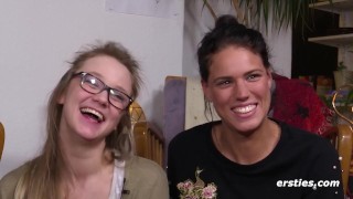 Ersties - Holly lädt die dominante Cataleya zu sich nach Hause ein, um gefingert zu werden