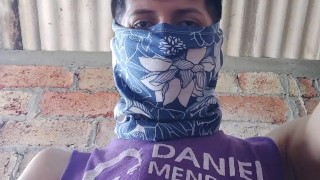 LATINO DE GRAN POLLA SE MASTURBA EN EL BAÑO DE SU MEJOR AMIGA