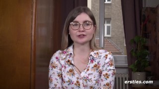 Ersties - Bisexuelle Emily aus Braunschweig masturbiert mit Vibrator