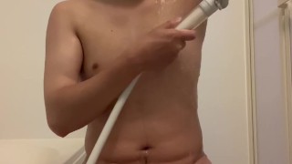 成人男性がお風呂場で脇毛を剃る
