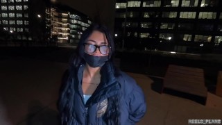 Une jolie beurette de cité se fait défoncer publiquement en anal par un black pour un IPHONE 13 !!!