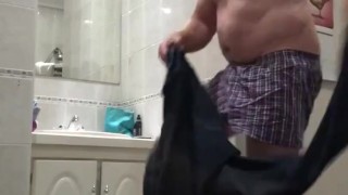 Shaving my balls in the bath