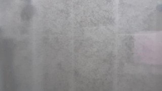 Negão bate uma na hora do banho.