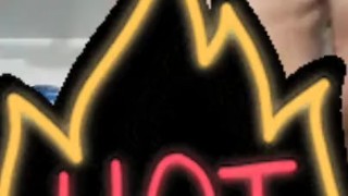 flaco joven sexy muestra su cuerpo por primera vez