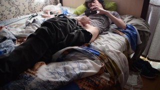ragazzo si masturba il cazzo e gli viene sulla maglietta