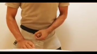 先輩達の精液を浴びたあとにする個人トレーニング