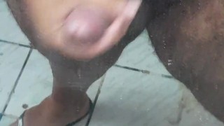 Gordinho gozando no espelho