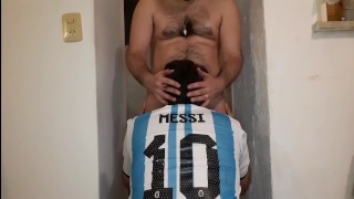 Oso coge a su amigo del futbol y se moja todo .