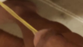 包茎ちんこの朝イチのおしっこ。