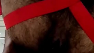 Flaco peludo se masturba muy rápido el ano
