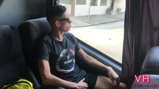 RAPAZ DO INTERIOR MOSTRANDO A ROLA DENTRO DO BANHEIRO DO ÔNIBUS EM MOVIMENTO