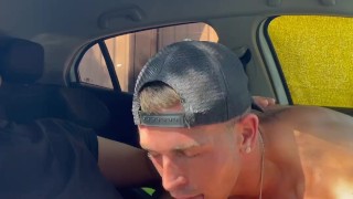 Mamando polla en el coche