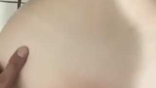 Rubia con gran Culo es puesta en Cuatro para recibirla toda dentro.