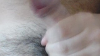 Ragazzo si masturba e si riempie di sborra addosso