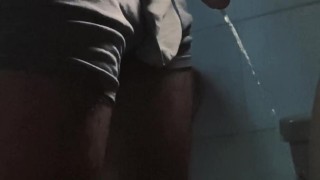 Hombre macho orinando con su gran verga