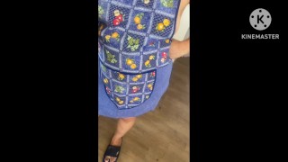 MI SUEGRA CULONA LIMPIA LA CASA ANTES QUE LLEGUE MI SUEGRO CON SU HIJA