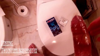 Corrida masiva de polla enorme en condón XL