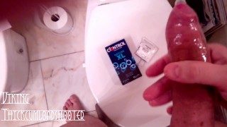 Corrida masiva de polla enorme en condón XL