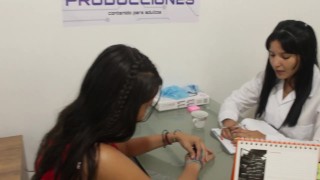 voy a terapia con mi psicologa y se aprovecha y me calienta el coño y me masturba