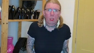 Sissy slut fucks her dildo