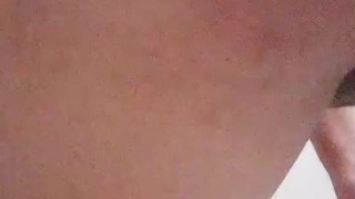 Culito latino en la ducha