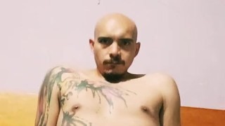 Méxicano cachondo, jugando con su verga...
