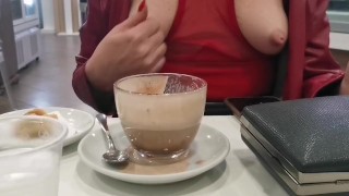 Mostro la figa e le tette in un bar conosciuto