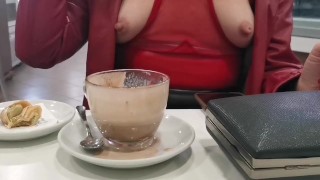 Mostro la figa e le tette in un bar conosciuto