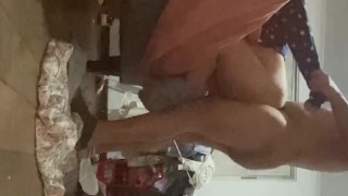 Entra a la habiatacion de su hermanastro y el la saca tirandola del pantalon y termina culiandosela