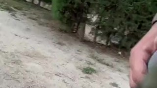 Me encuentro en el parque con un semental hetero de gran bulto que me muestra su polla gorda