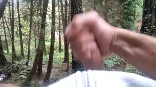 Senderista Se Saca la Polla Buscando Setas🍄y Descarga Se Semen En Una De Ellas