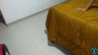 Un seguidor me deja agotada de tanto darme duro mientras mi marido se masturba