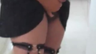 Femboy gatinho se masturbando e mostrando a bunda
