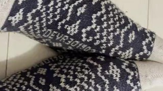 Mes pieds dans des chaussettes d'hiver