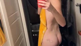 Shakin it nude.