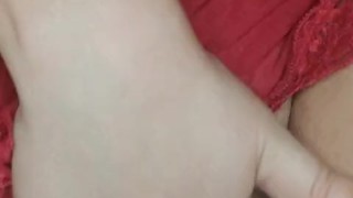 Tocando uma siririca bem molhadinha