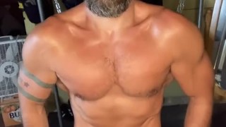 Buff bearded daddy shows off physique
