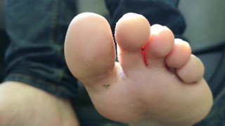 Chaussettes puantes en voiture