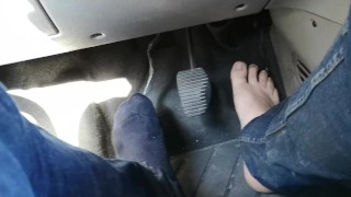 Je conduis en chaussettes et pieds nus