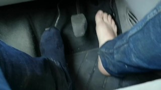 Je conduis en chaussettes et pieds nus