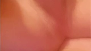 Mi struscio le palle e il cazzo sul letto mentre inquadro il buco del culo e poi me lo sbatto