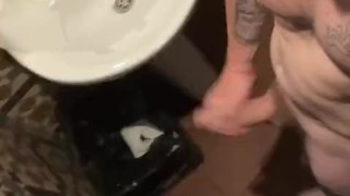 Veo en la calle a un hetero con un bulto gigante yendo a los baños donde tira mucha leche