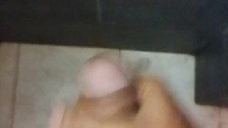 Corriéndomela pensando en mi sexy vecina y acabada